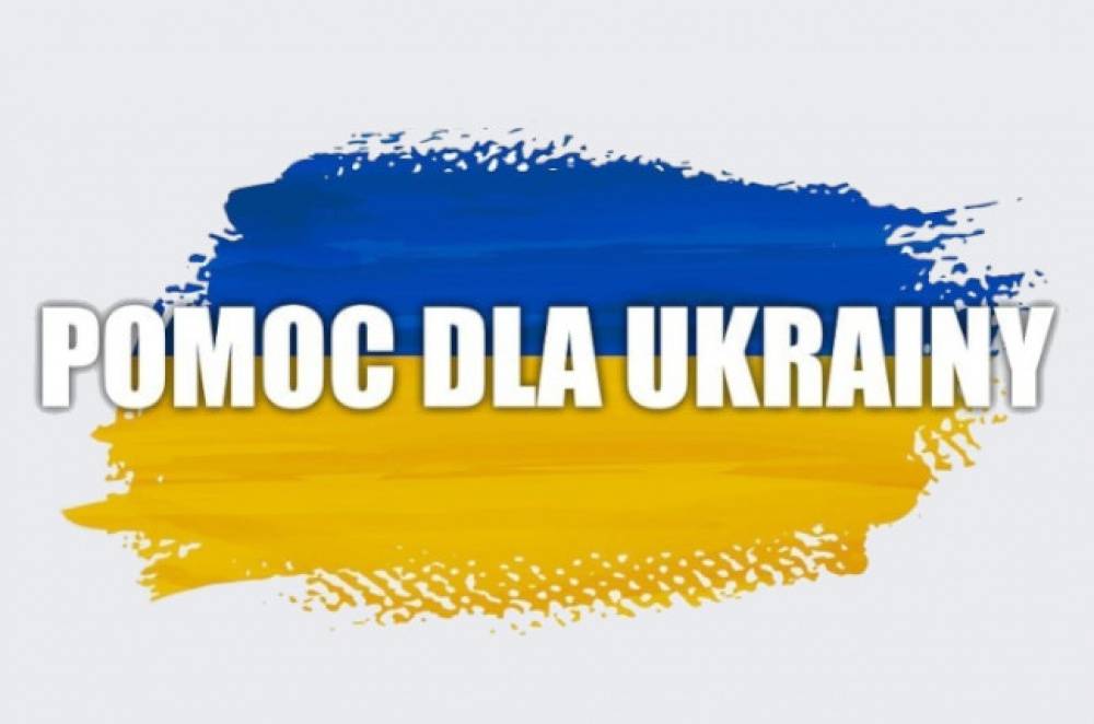 : Na środku duży biały napis: Pomoc dla Ukrainy. W tle kolory flagi Ukrainy.